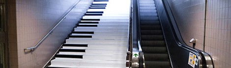 Un piano para atraer a los usuarios a la escalera convencional